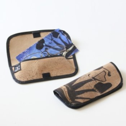         Brillenetui Kork Illustration mit Brillenputztuch
    