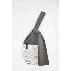         Tasche mit 2 unterschiedlich langen Henkeln zum Verschließen
    